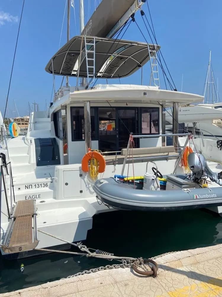 Boot - Rent a 14.86m 5 Cabin Catamaran in Lavrion