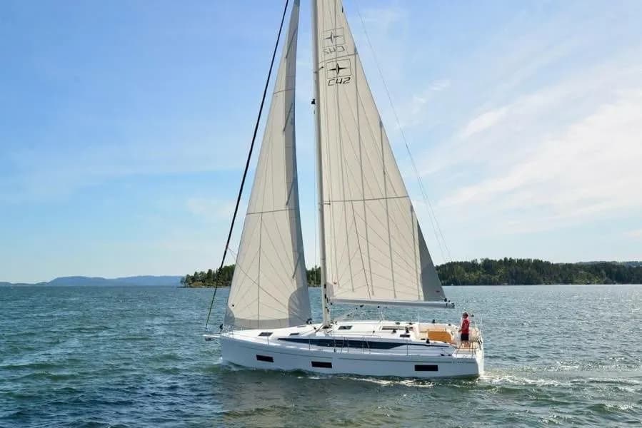 Tekne - Pirovac 12.38m Kiralık Yelkenli Yat Bavaria C42