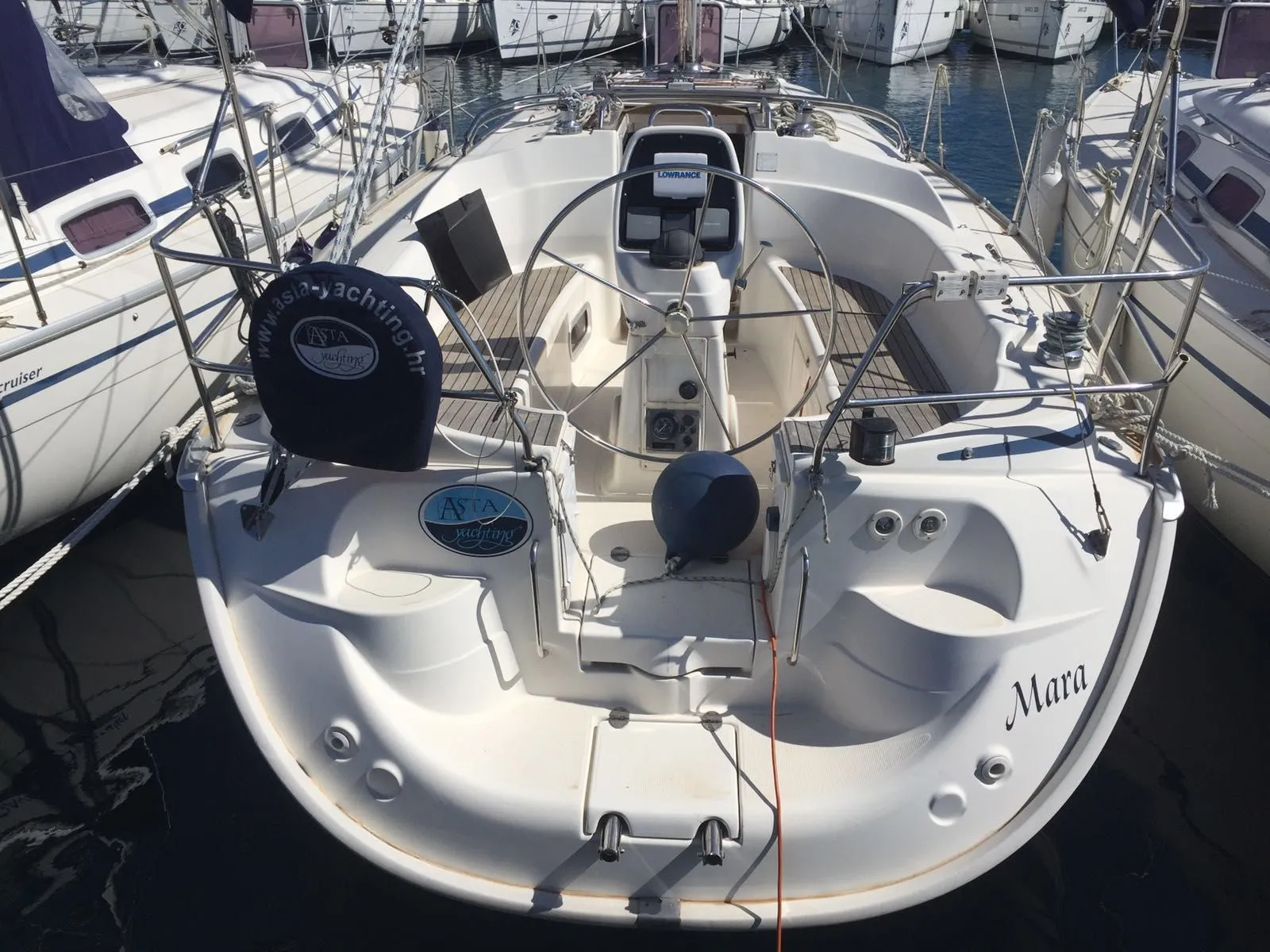 Boat - Charter a 10.65m Bavaria Cruiser 33 Sailing Yacht in Sukosan