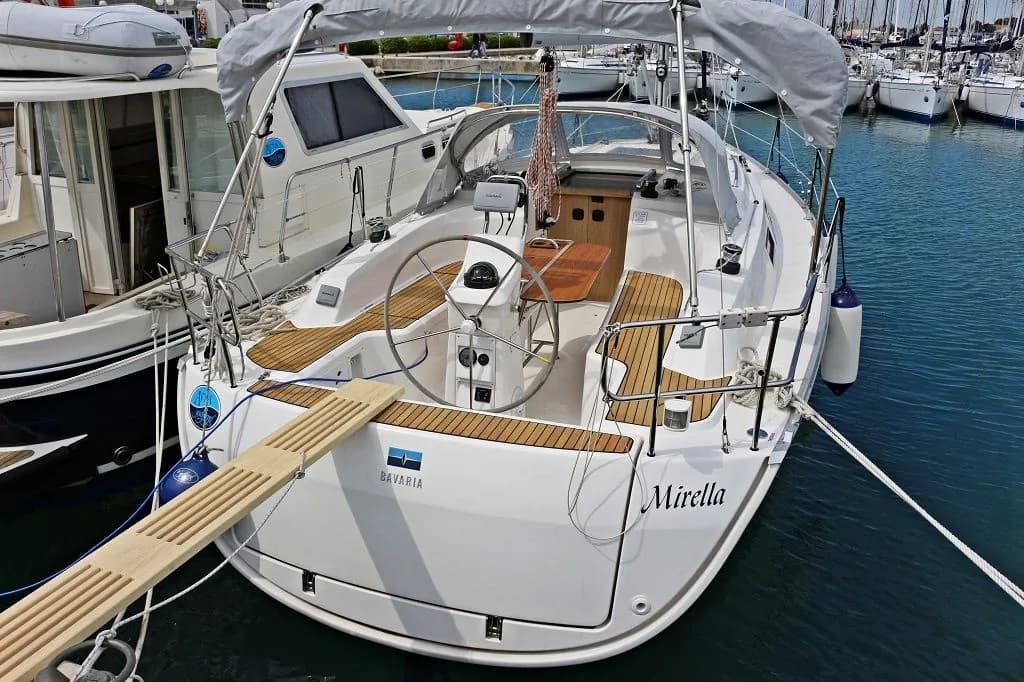 Boat - Charter a 9.99m Sailing Yacht Bavaria Cruiser 33 in Sukosan