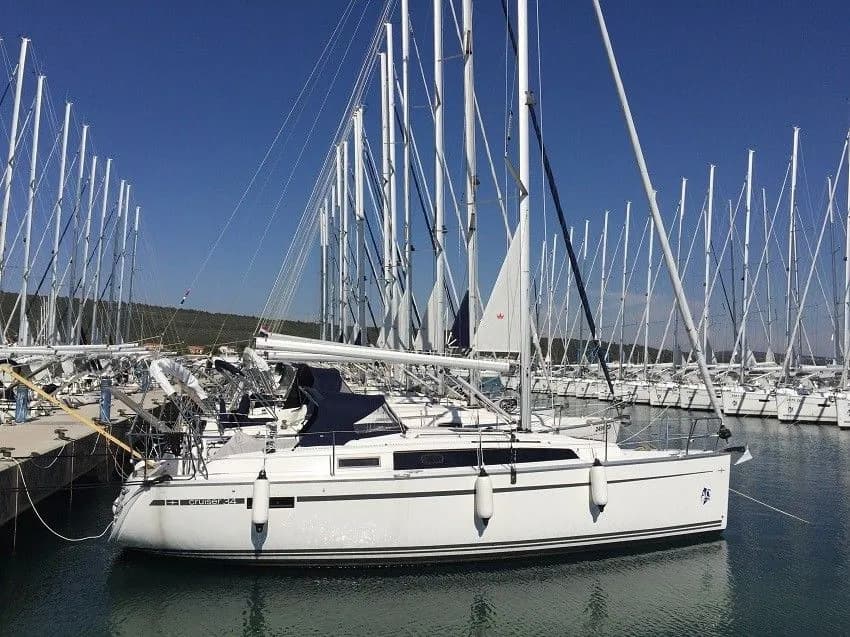 Boat - Charter a 9.99m Bavaria Cruiser 34 Sailing Yacht in Sukosan