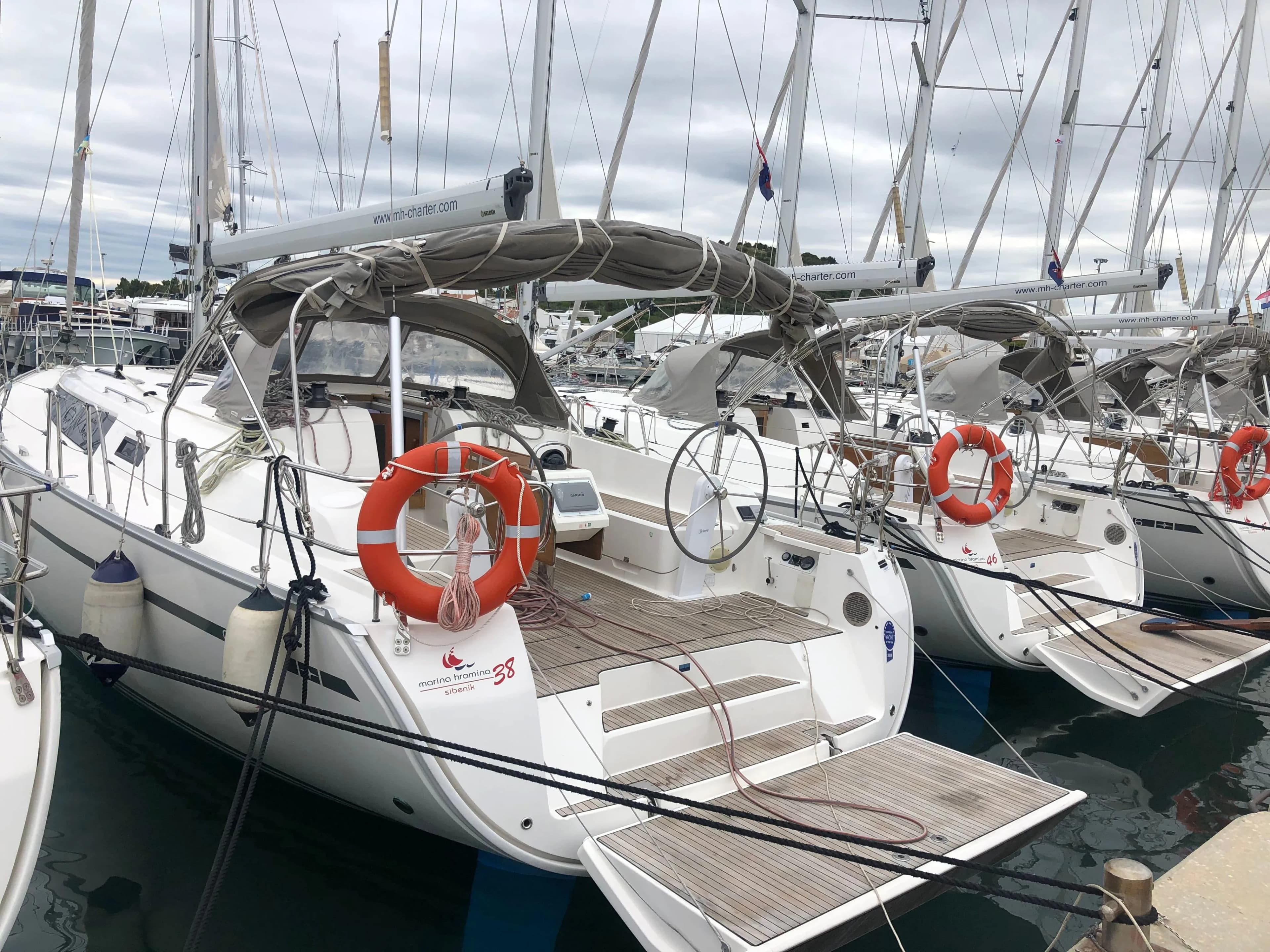 Boat - Charter a 14.27m Bavaria Cruiser 46 Sailing Yacht in Murter