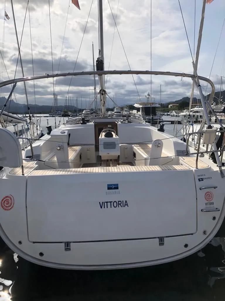 Лодка - Арендуйте 14.27м Bavaria Cruiser 46 парусная яхта в Канниджоне