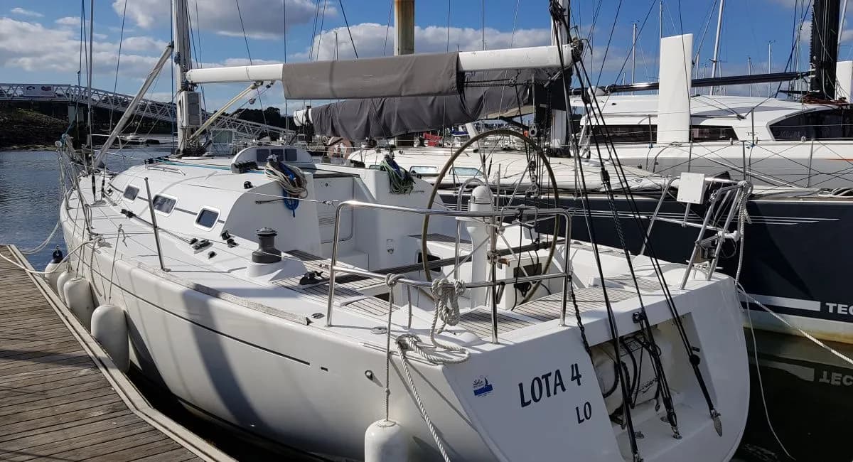 Boat - Charter a 10.68m 3 Cabin Sailing Yacht in Larmor-Plage
