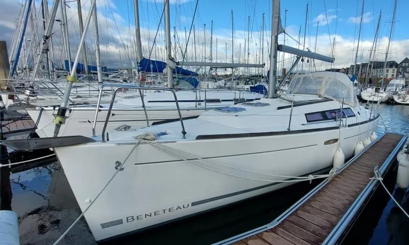 Boat - Charter a 9.66m 2 Cabin Sailing Yacht in Arzon