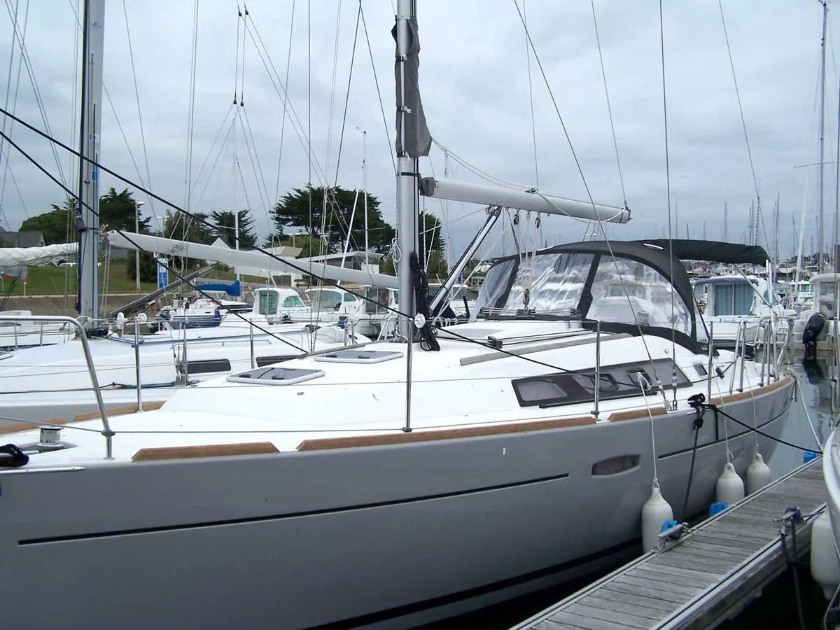 Boat - Rent a 10.34m Beneteau Oceanis 34 Sailing Yacht in Arzon