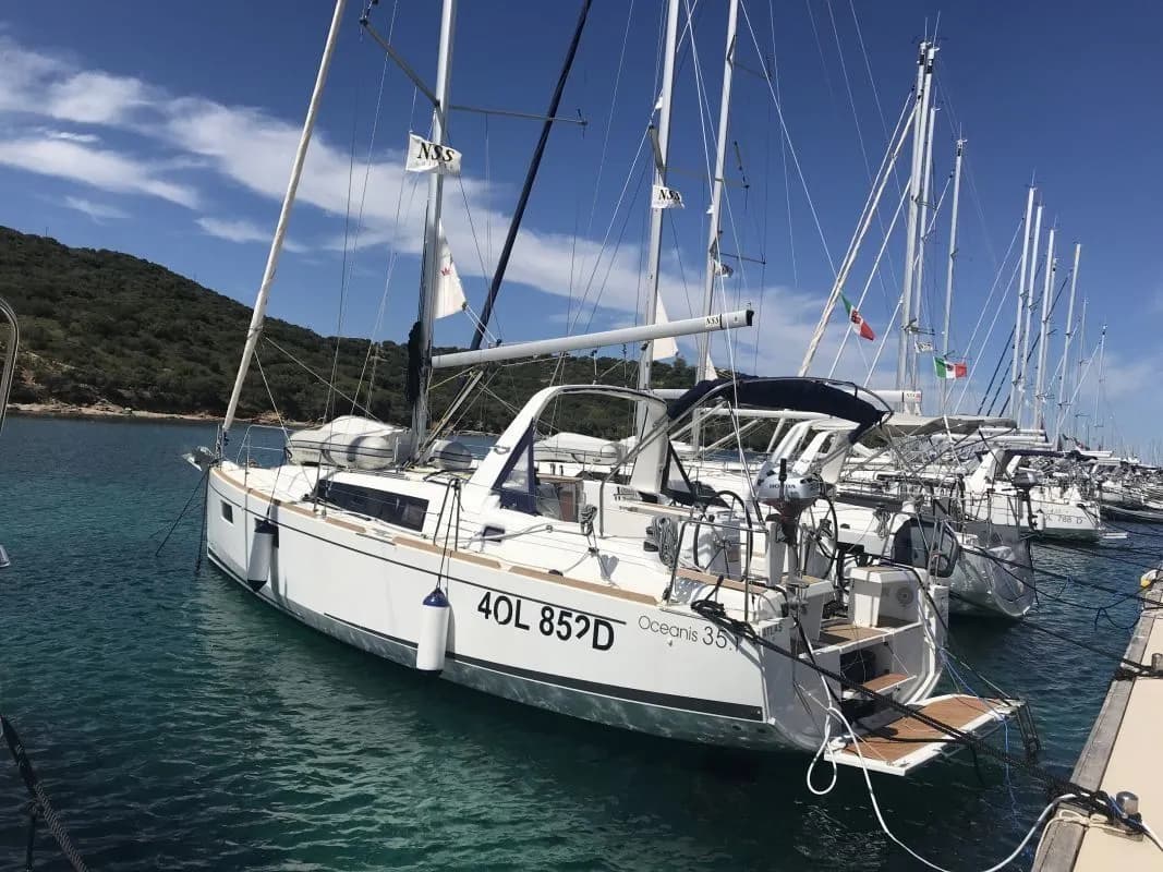 Лодка - Взять в чартер 10.45м парусная яхта Beneteau Oceanis 35 в Кастильончелло
