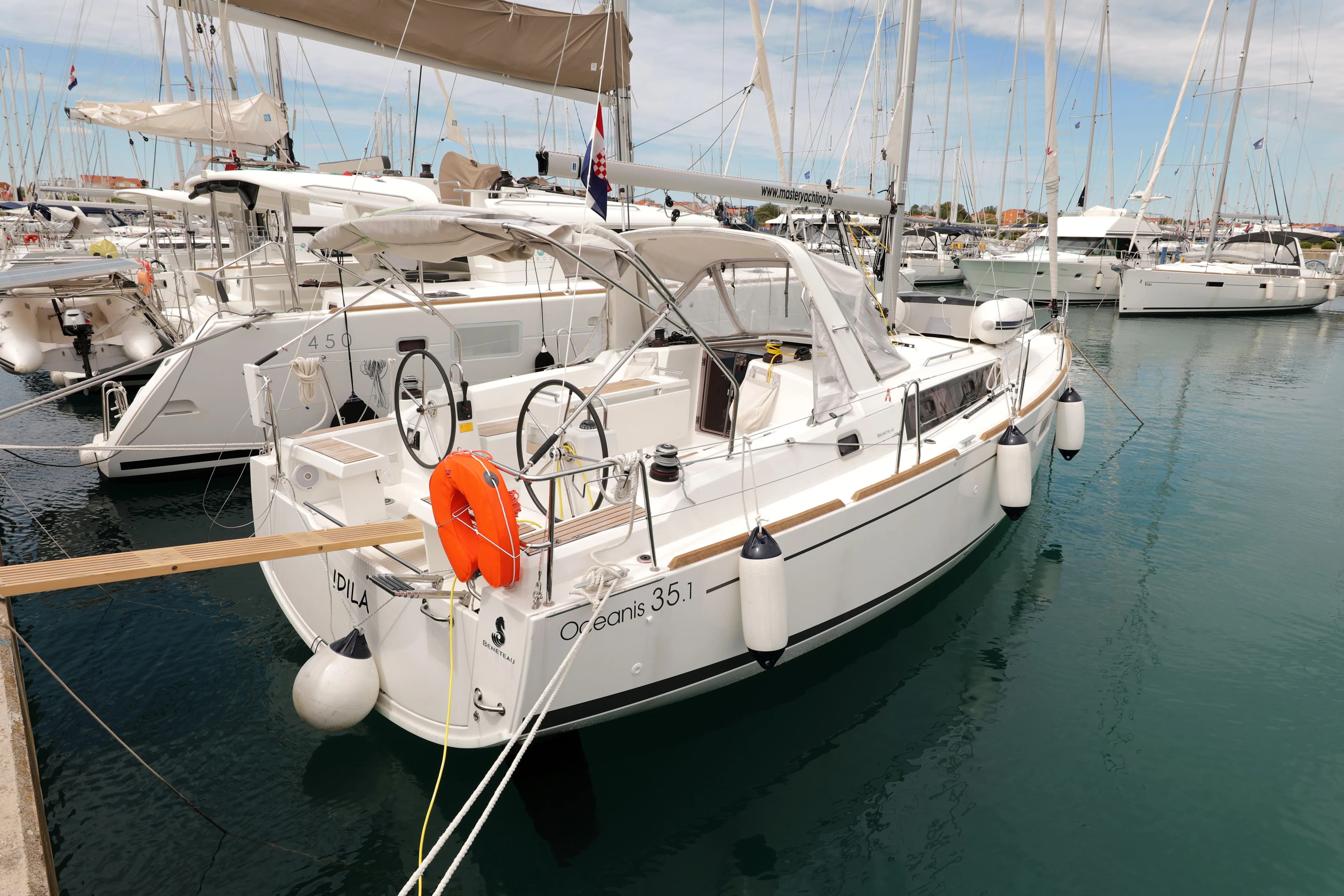 Boat - Charter a 10.45m Beneteau Oceanis 35.1 Sailing Yacht in Sukosan