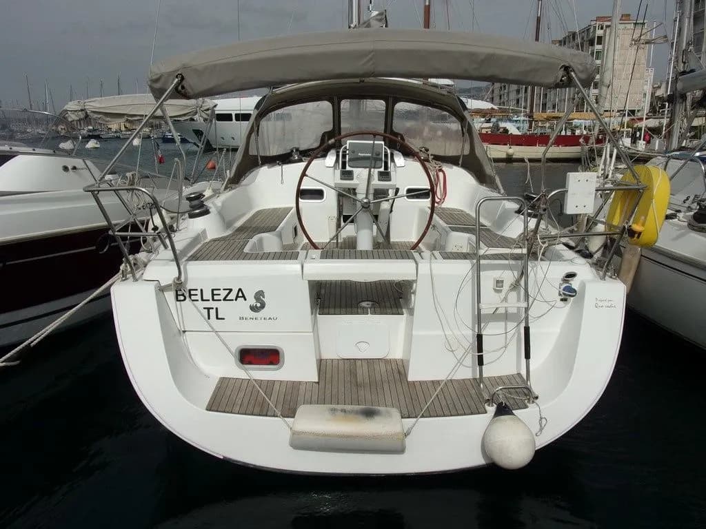 Boat - Rent a 11.13m Beneteau Oceanis 37 in Toulon