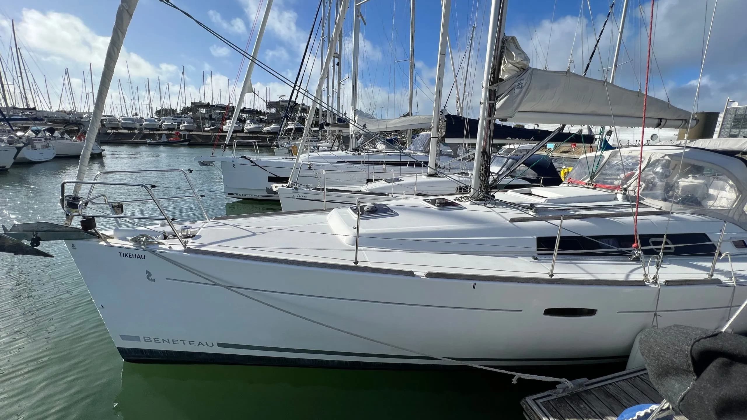 Boat - Charter a 11.48m Beneteau Oceanis 37 Sailing Yacht in Arzon