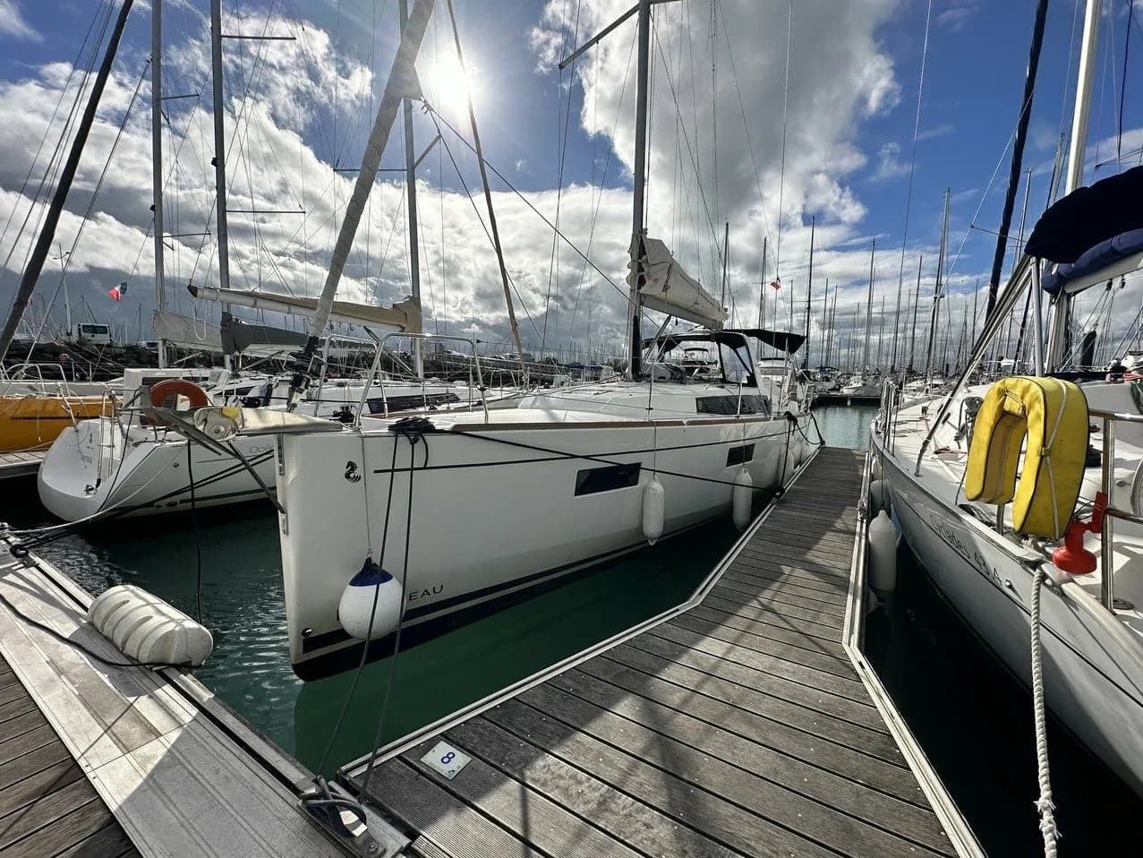 Boat - Rent a 10.34m Beneteau Oceanis 38 in La Rochelle