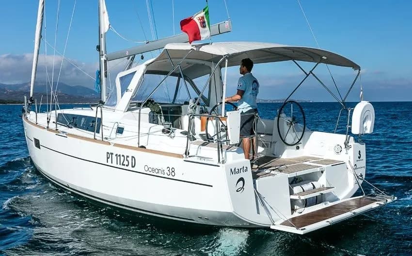 Лодка - Исследуйте Порто-Ротондо на арендованном Beneteau Oceanis 38 длиной 11.5м