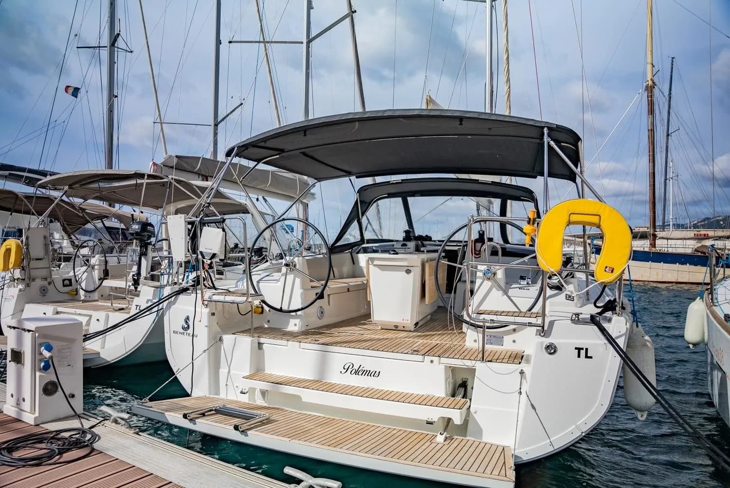 Boat - Charter a 12.87m Beneteau Oceanis 40.1 Sailing Yacht in Toulon