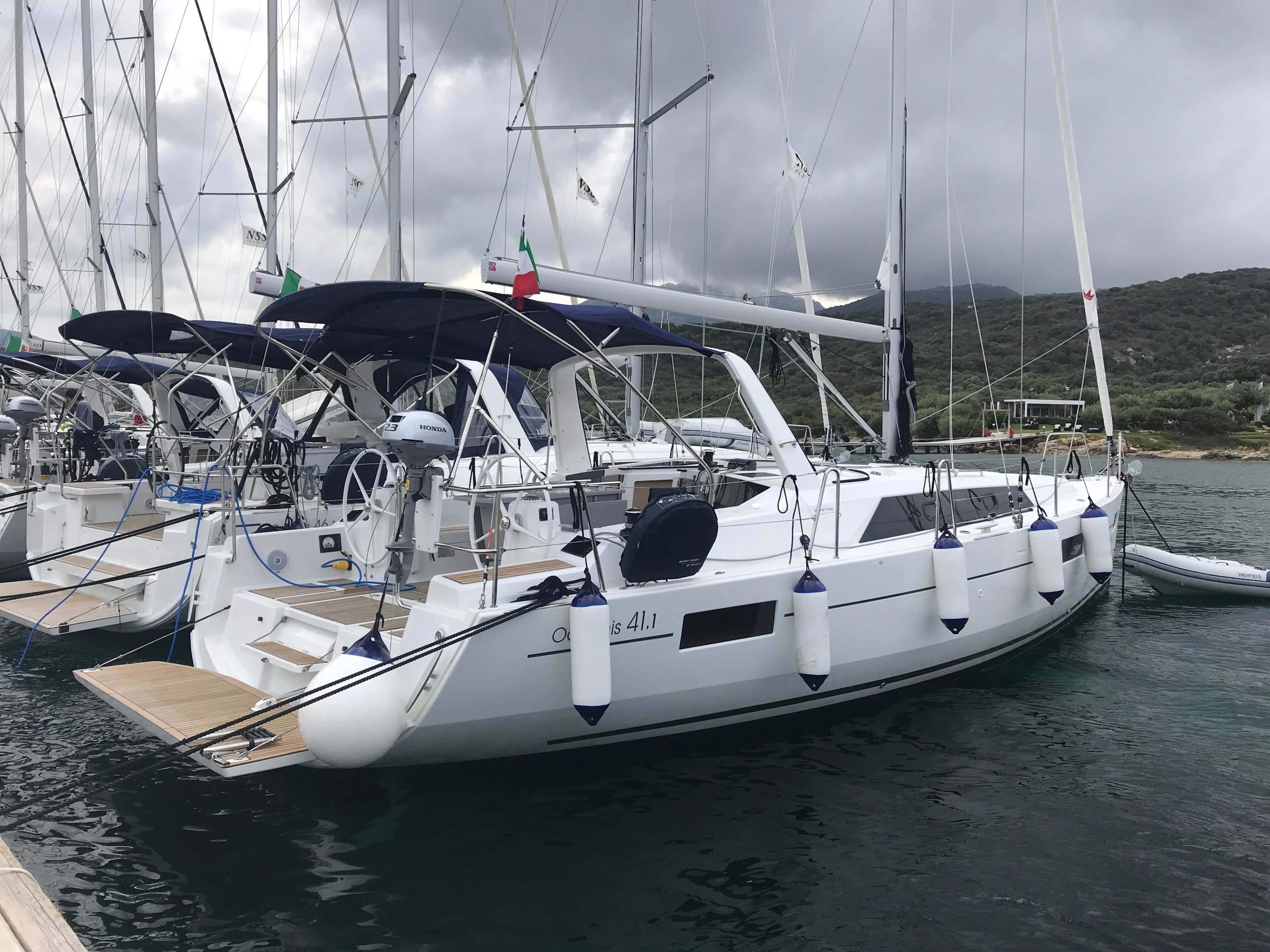 Лодка - Арендуйте 12.43м Beneteau Oceanis 41.1 парусная яхта в Салерно