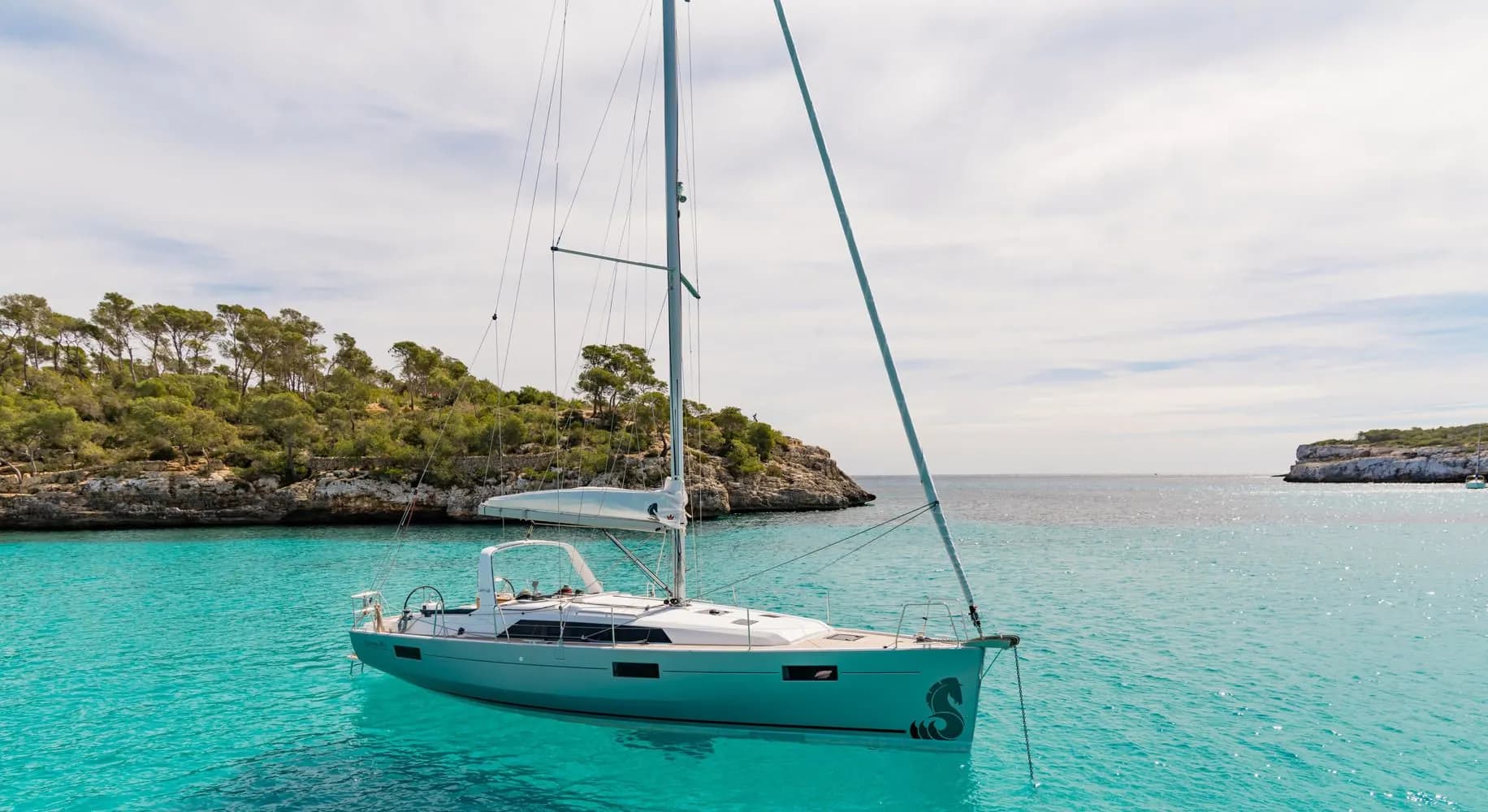 Boat - Rent a 12.43m Beneteau Oceanis 41.1 Sailing Yacht in Grimaud