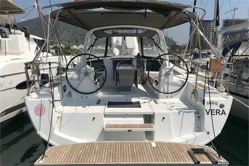 Лодка - Взять в чартер 12.43м Beneteau Oceanis 41.1 парусная яхта в Пунтоне ди Скарлино