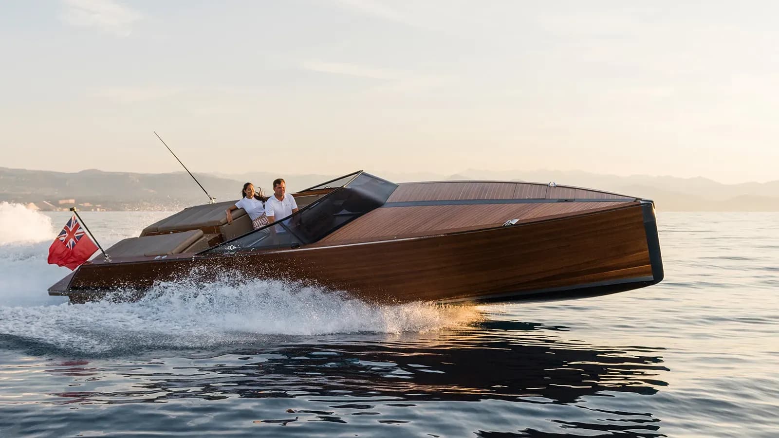 Boat - Rent a 10.46m Motor Yacht Cockwells Titian in Saint-Laurent-du-Var