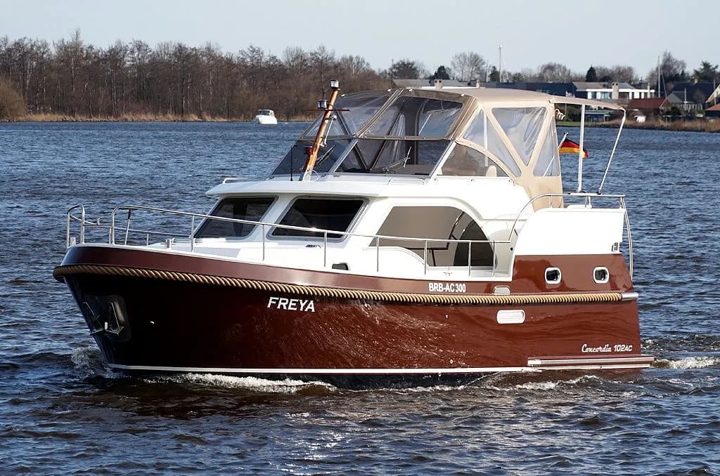 Boat - Rent a 10.2m Concordia 102 AC Motor Yacht in Fürstenberg/Havel