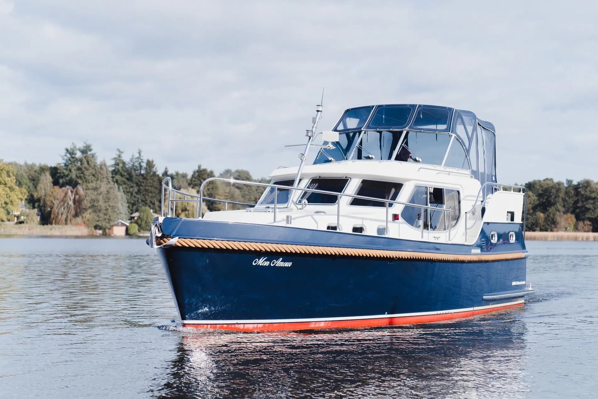 Boat - Charter a 11m Motor Yacht Concordia 108 AC in Fürstenberg/Havel