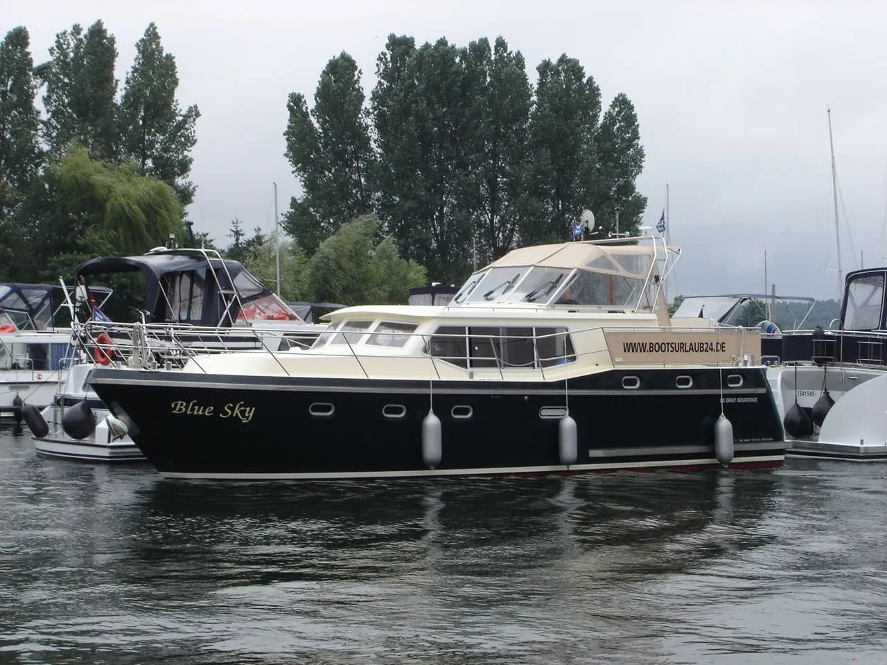 Boat - Explore Röbel on a 12.8m Rental Motor Yacht