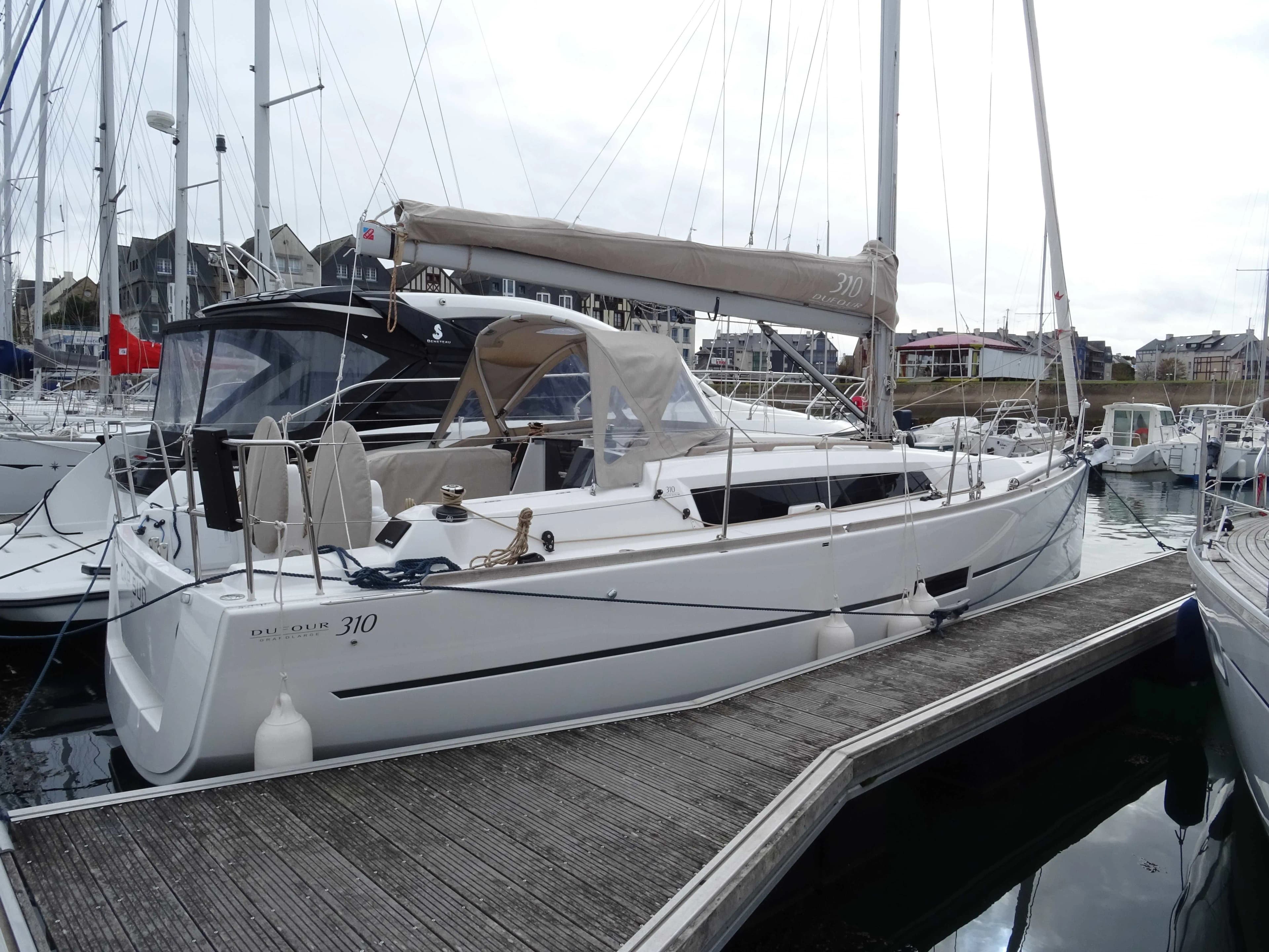 Boat - Charter a 9.67m Sailing Yacht Dufour 310 in Arzon