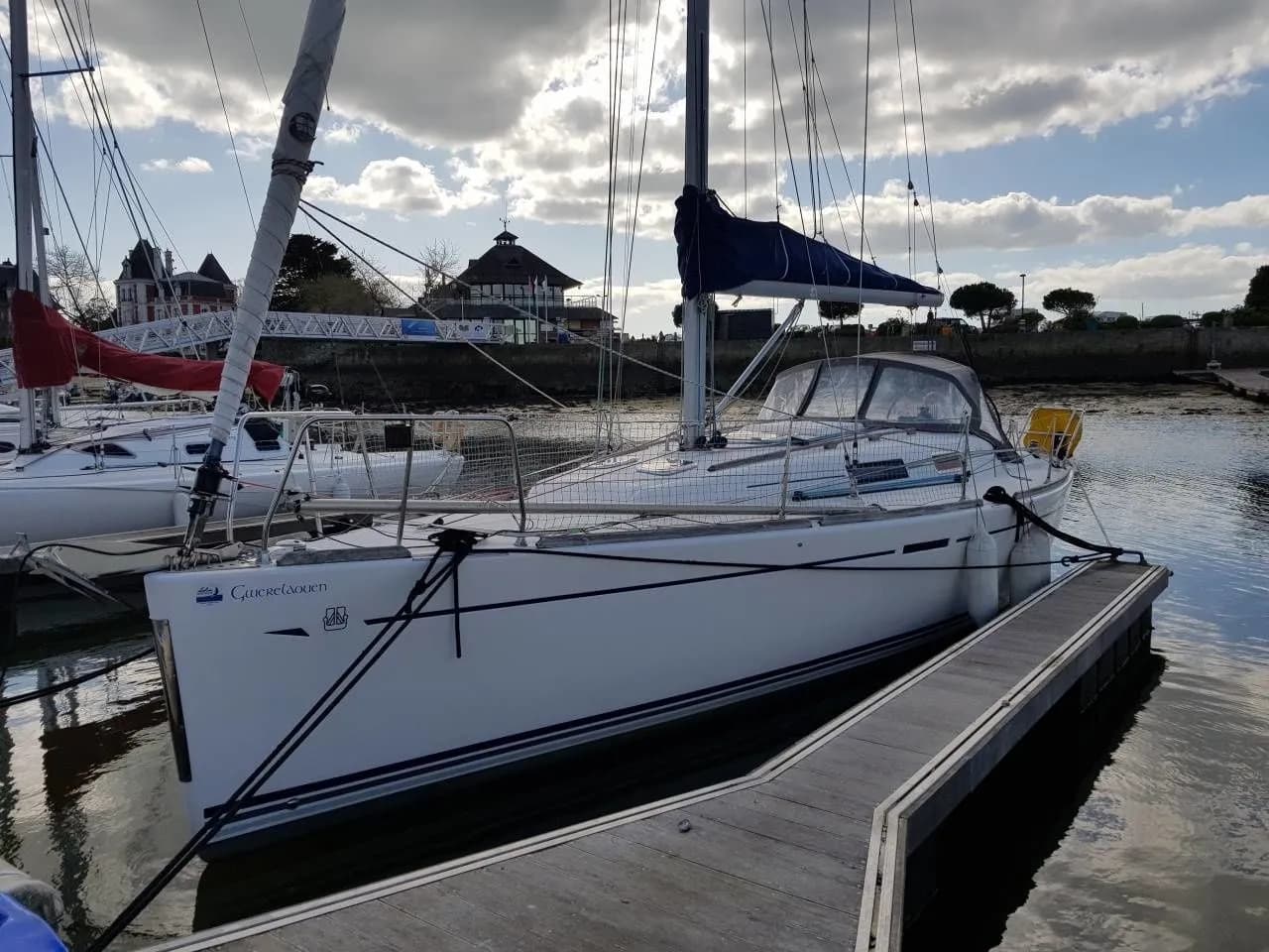 Boat - Explore Larmor-Plage on a 10.28m Rental Sailing Yacht Dufour 34