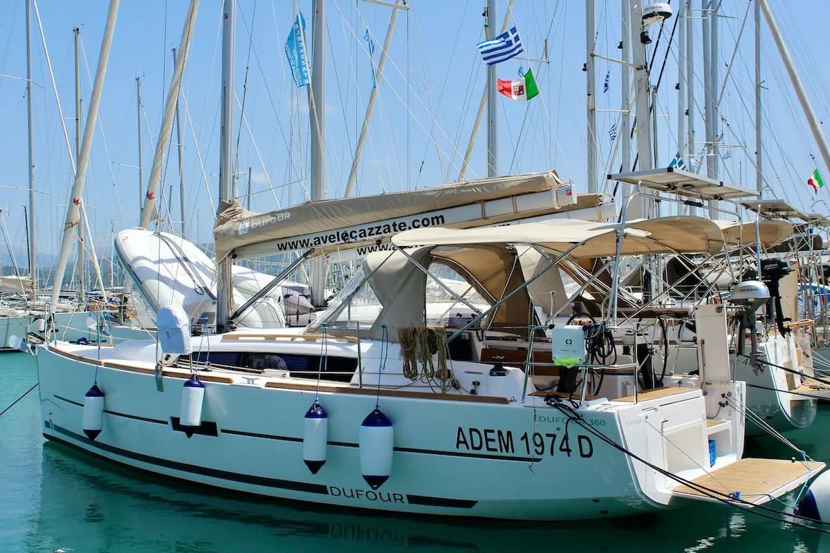 Boot - Rent a 10.3m Dufour 360 Sailing Yacht in Lefkada