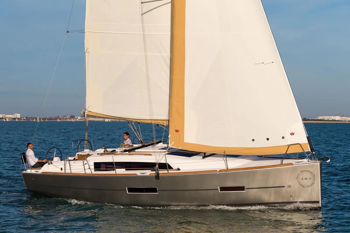 Boat - Charter a 11.23m 3 Cabin Sailing Yacht in Faial