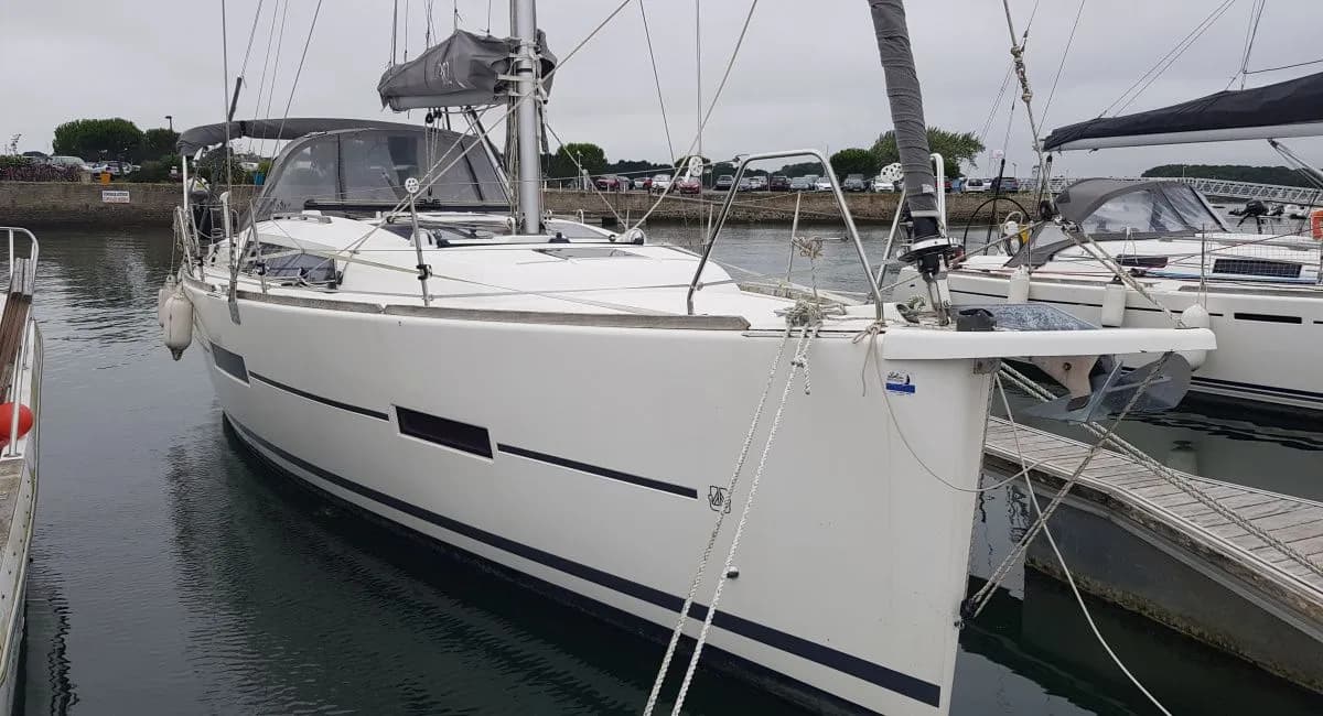 Boat - Rent a 10.96m 3 Cabin Sailing Yacht in Larmor-Plage