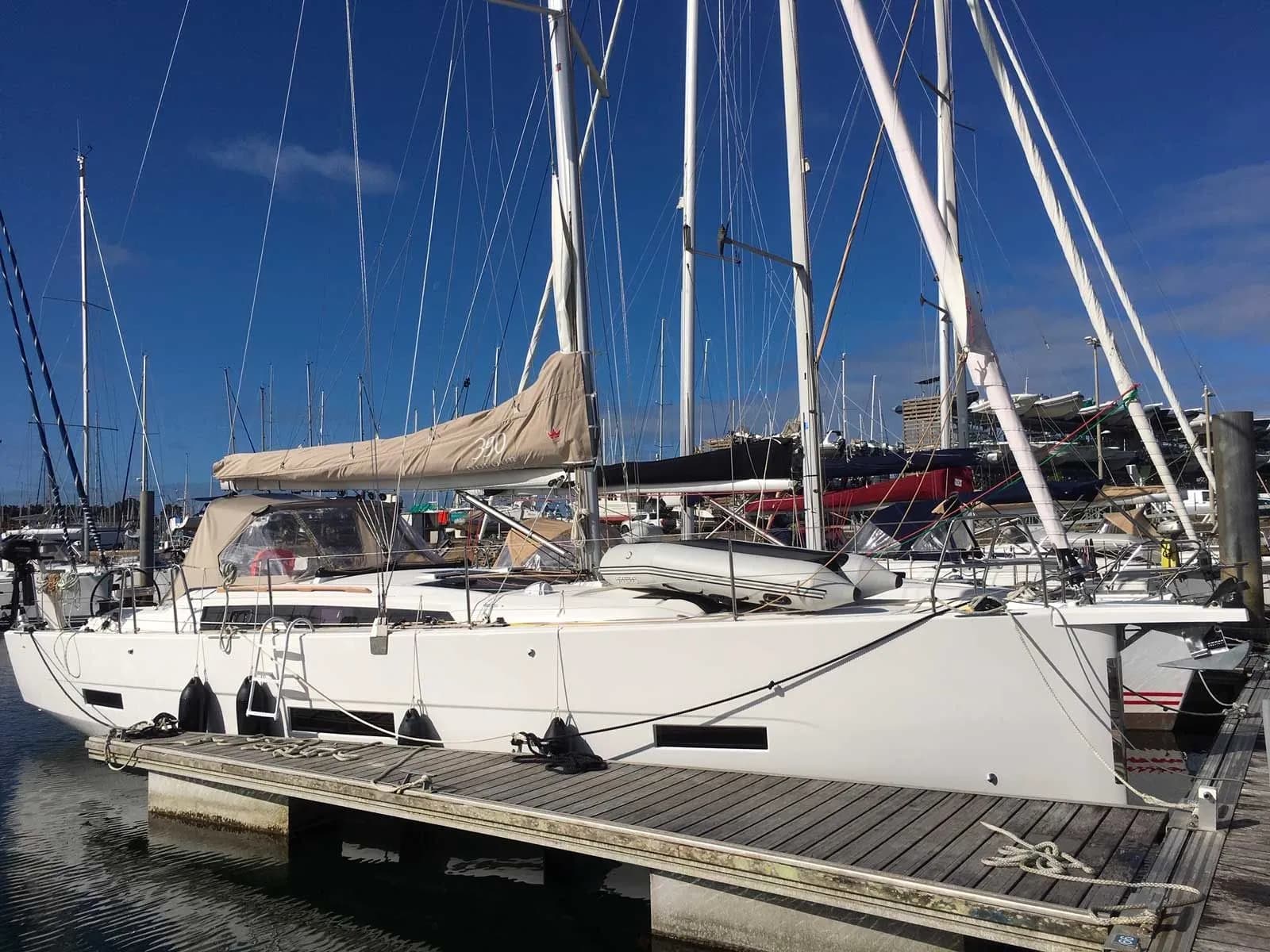 Boat - 11.94m Arzon Dufour 390 Hire