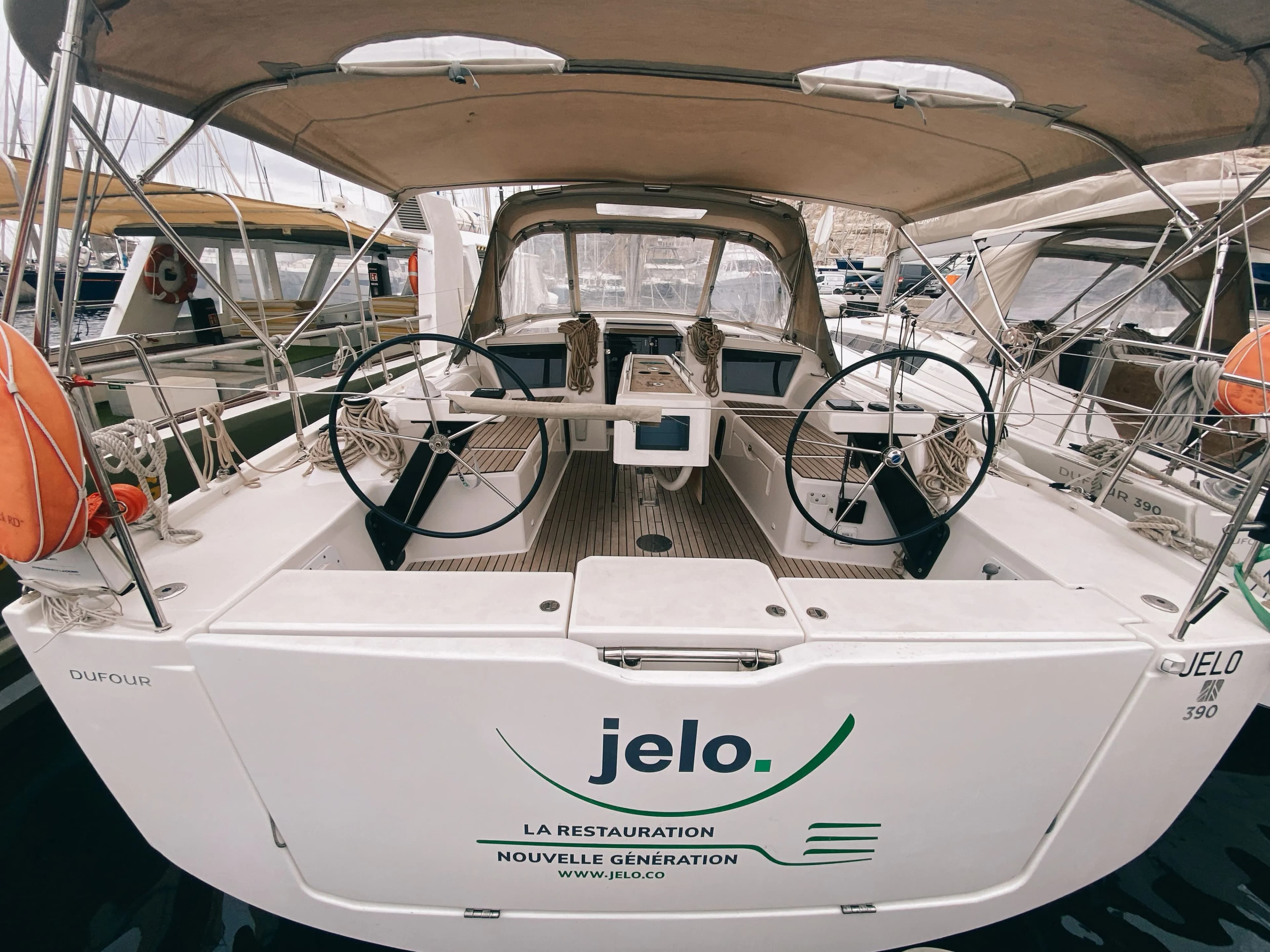 Boat - Rent a 11.94m Sailing Yacht Dufour 390 in Marseille