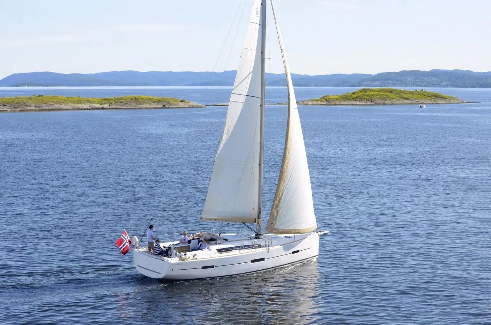 Boat - Explore Palm Cay on a 12.35m Dufour 412 Sailing Yacht Rental