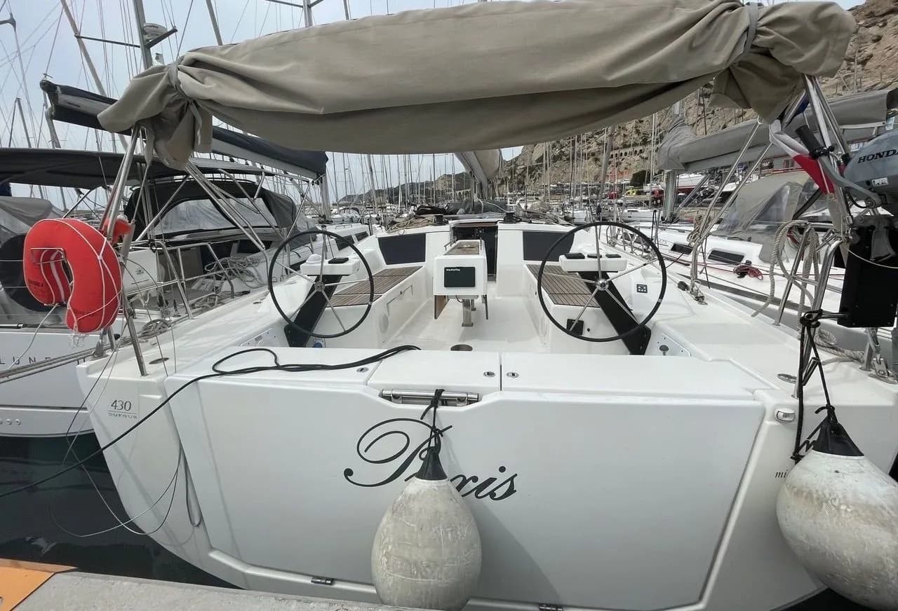 Boat - Rent a 13.24m Dufour 430 Sailing Yacht in Marseille