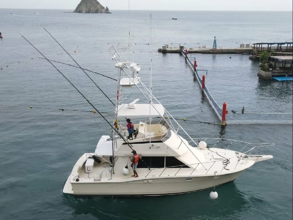 Boat - Explore Santa Marta on a 10.97m Rental Hatteras 36