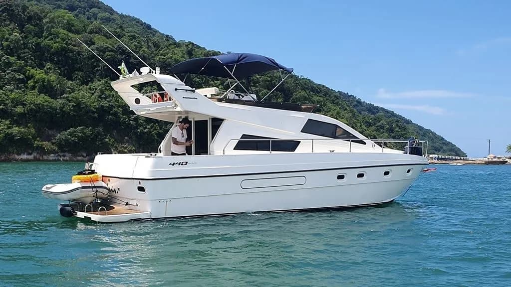 Boat - Explore Guarujá on a 13.41m Rental Intermarine 440