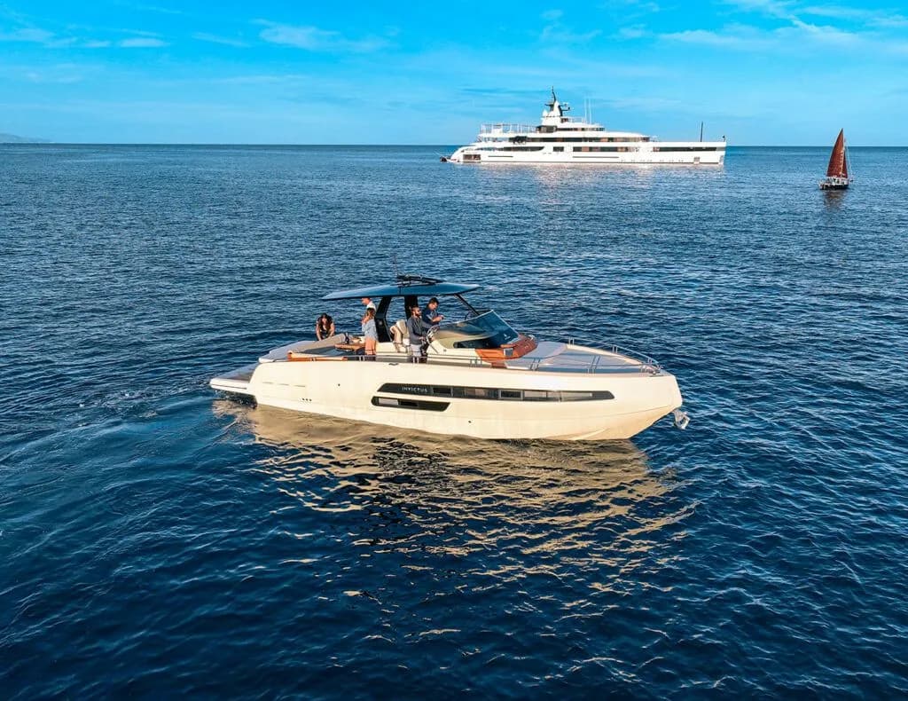Tekne - Beaulieu sur Mer Kiralık Invictus GT 370 11.4m 