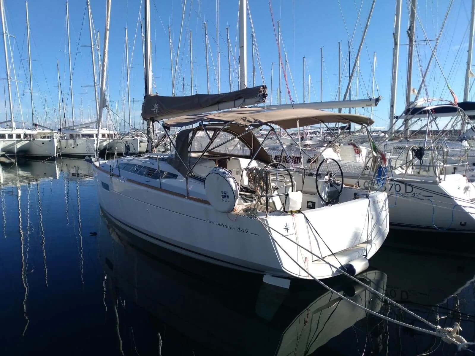 Лодка - Взять в чартер 10.34м парусная яхта Jeanneau Sun Odyssey 349 в Порто-Ротондо