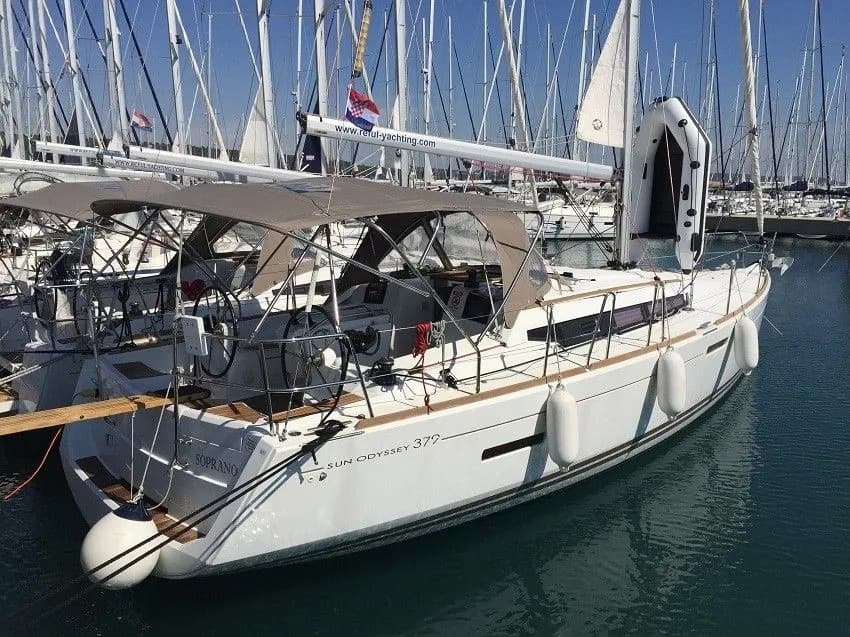 Boat - Explore Sukosan on a 11.34m Rental Boat