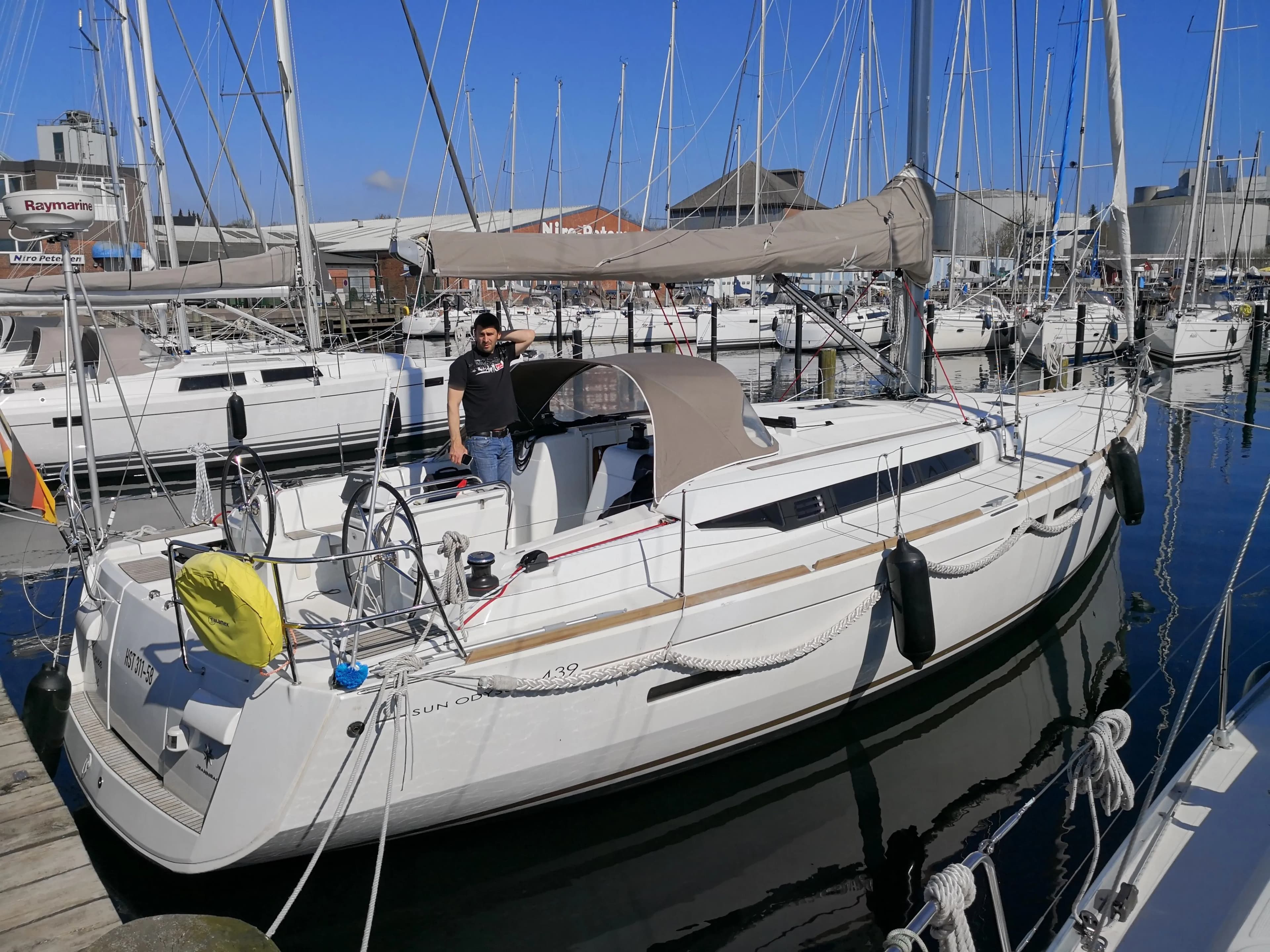 Boat - Rent a 12.98m 4 Cabin Sailing Yacht in Toulon