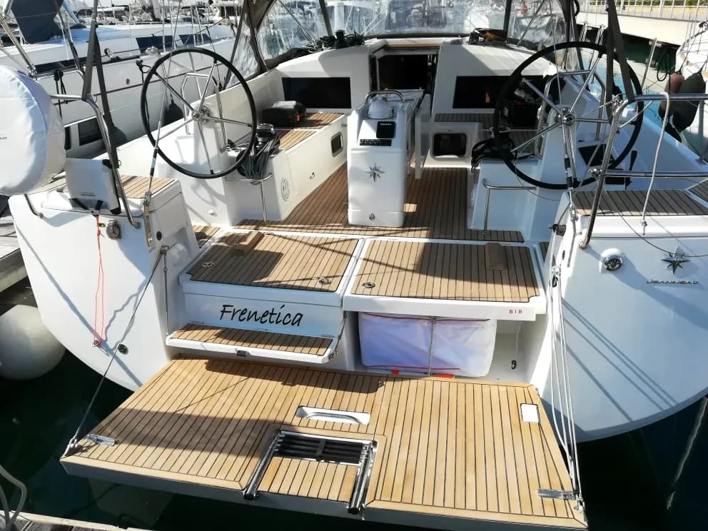 Лодка - Арендуйте 13.39м Jeanneau Sun Odyssey 440 парусная яхта в Сан-Винченцо
