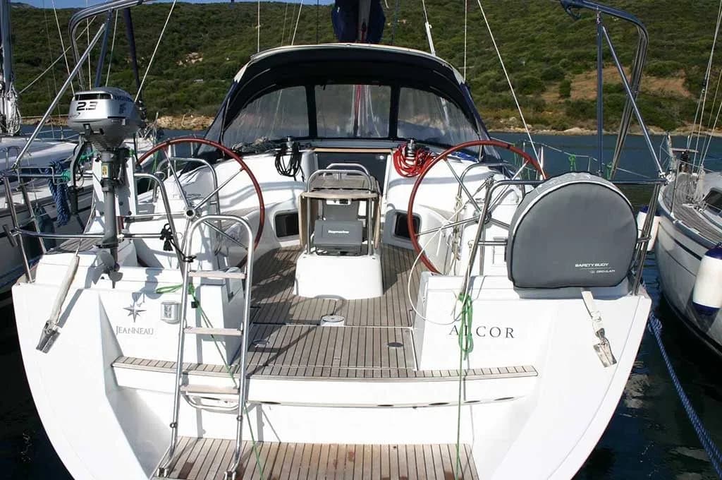 Лодка - Взять в чартер 13.7м Jeanneau Sun Odyssey 44i парусная яхта в Порто-Ротондо