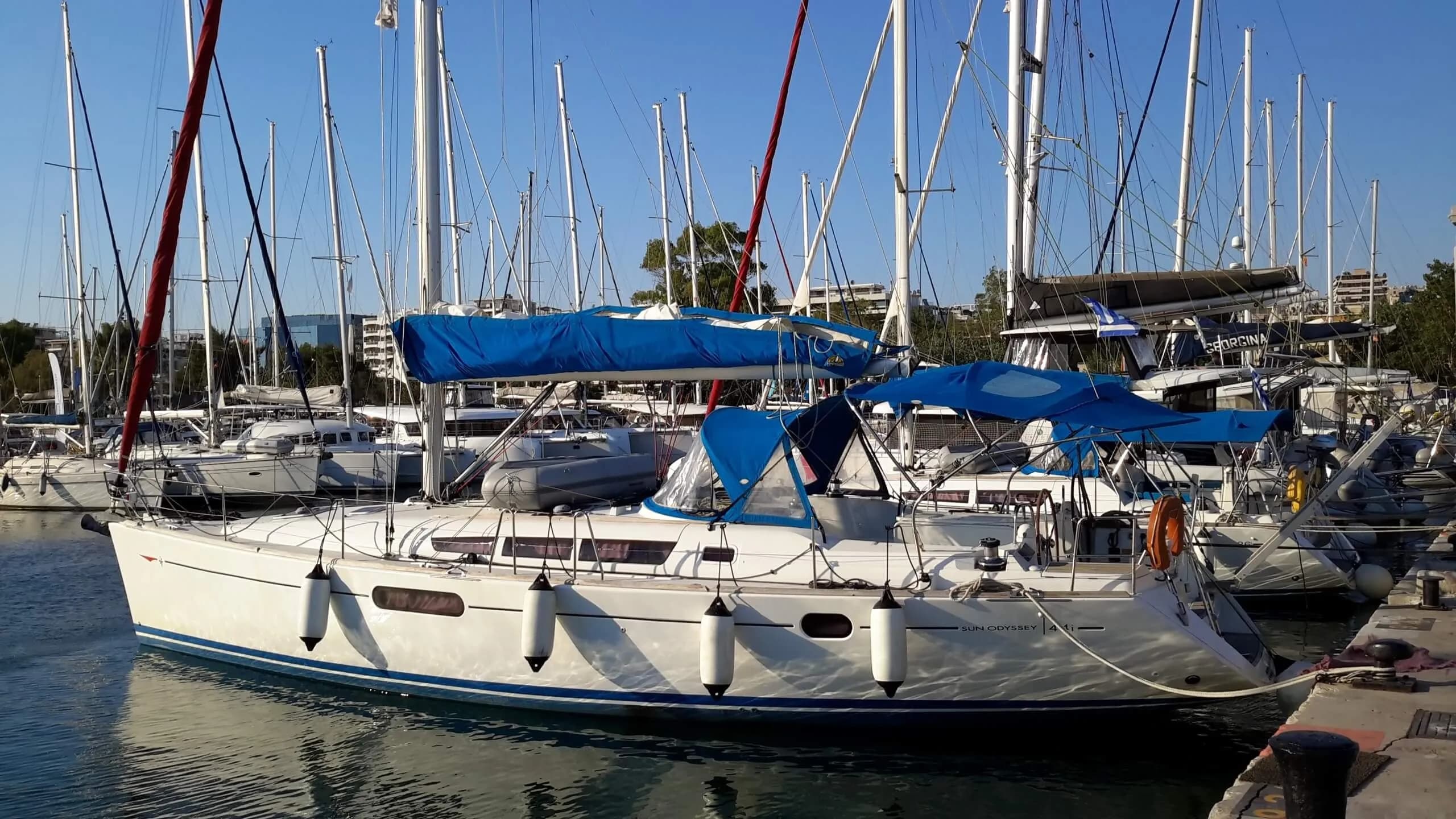 Boot - Charter a 13.41m Jeanneau Sun Odyssey 44i Sailing Yacht in Athens
