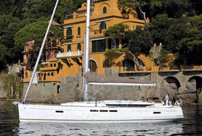 Boat - Explore Toulon on a 15.75m Rental Jeanneau Sun Odyssey 519