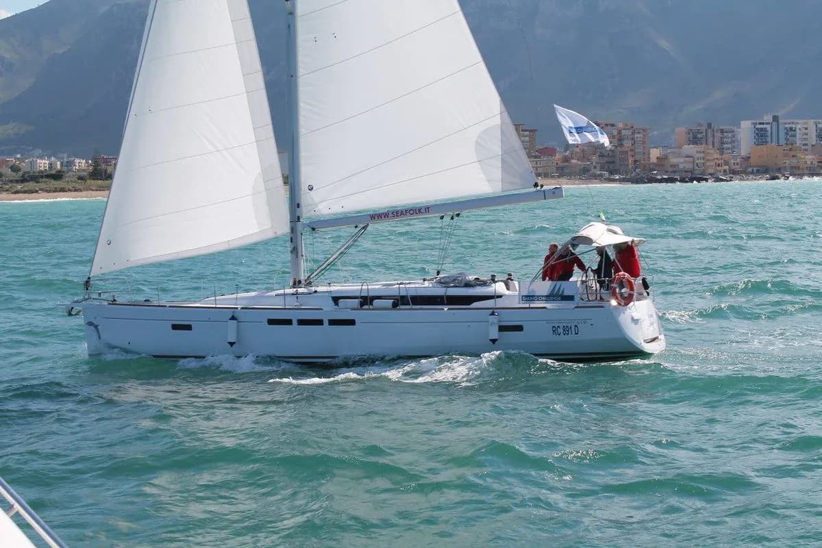 Лодка - Арендуйте 15.75м Jeanneau Sun Odyssey 519 в Марсала
