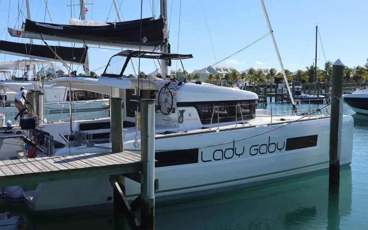 Boat - Explore Marsh Harbour on a 11.74m Rental Boat