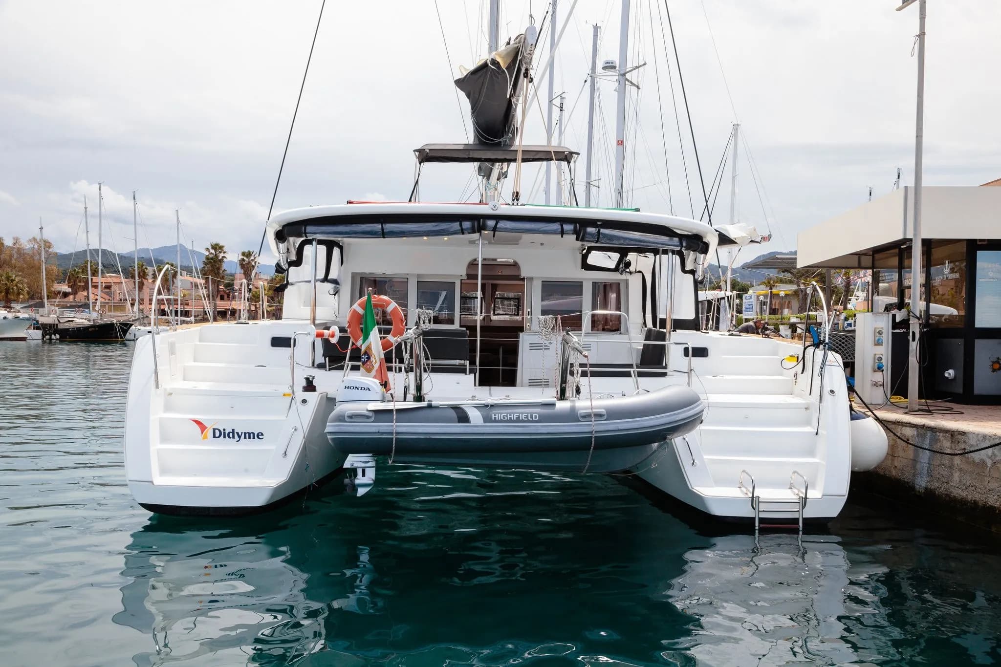 Лодка - 13.96м аренда Lagoon 450 F катамаран в Ольбия