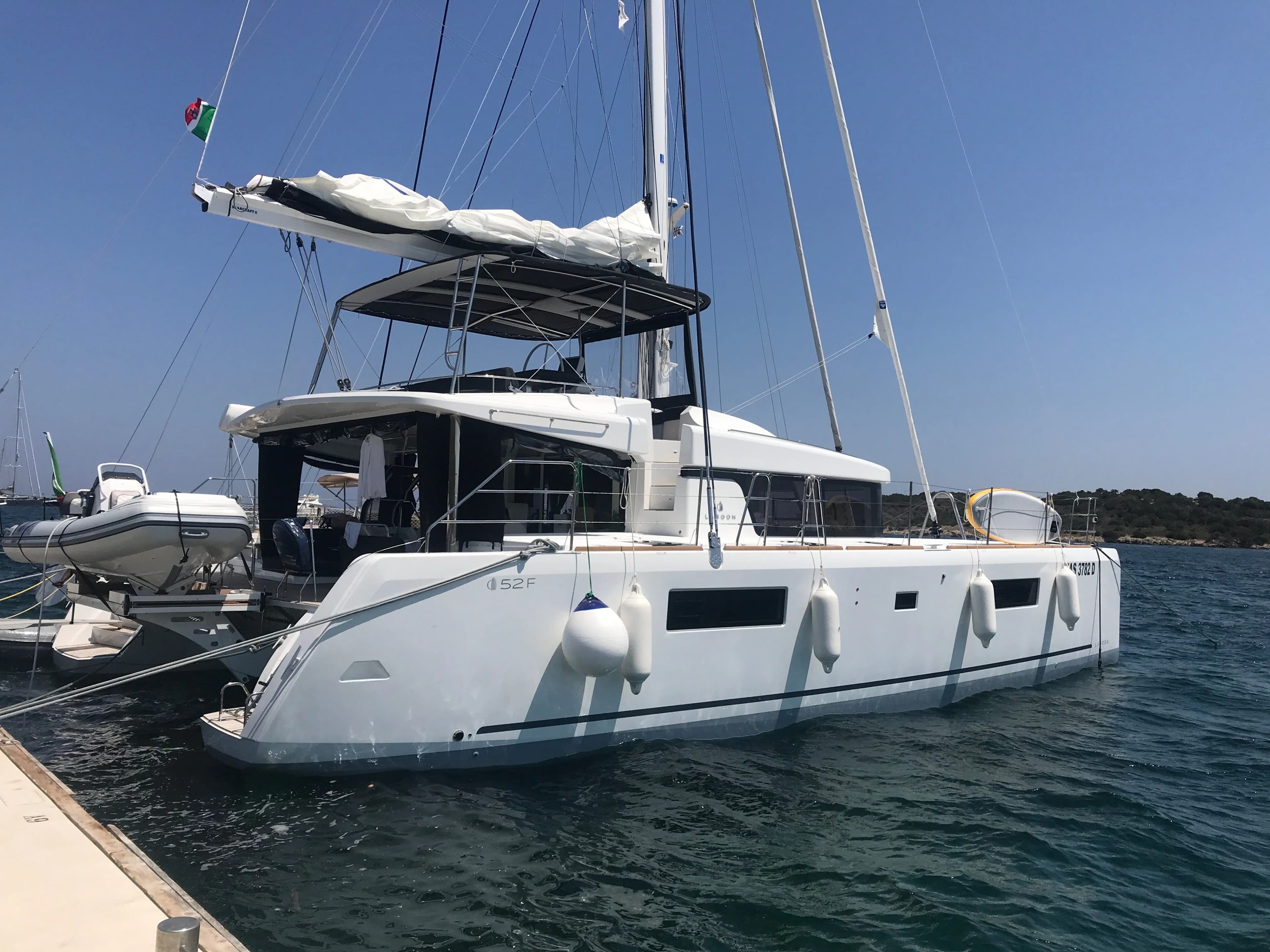 Лодка - Арендуйте 15.84м катамаран Lagoon 52 F в Салерно