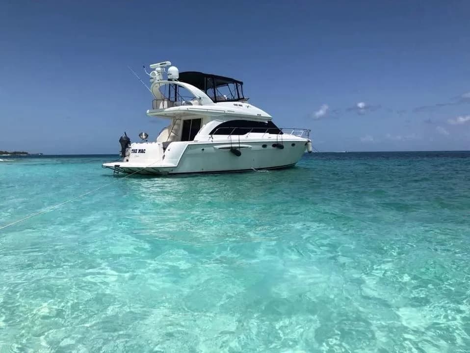 Boat - 12.49m Downtown Nassau Meridian 41 Hire