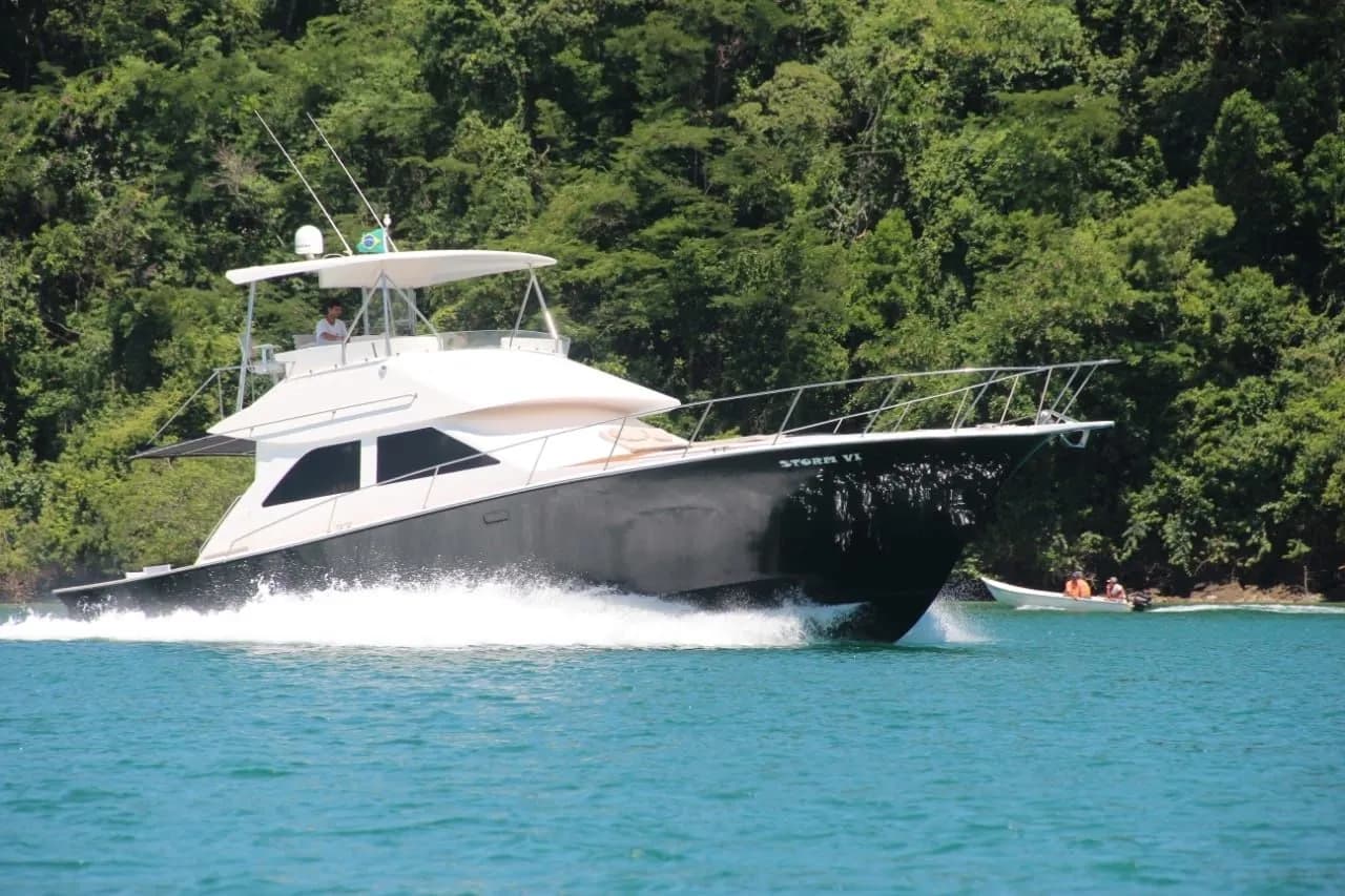 Boat - Charter a 17m Ocean Yachts 55 Motor Yacht in Bracui