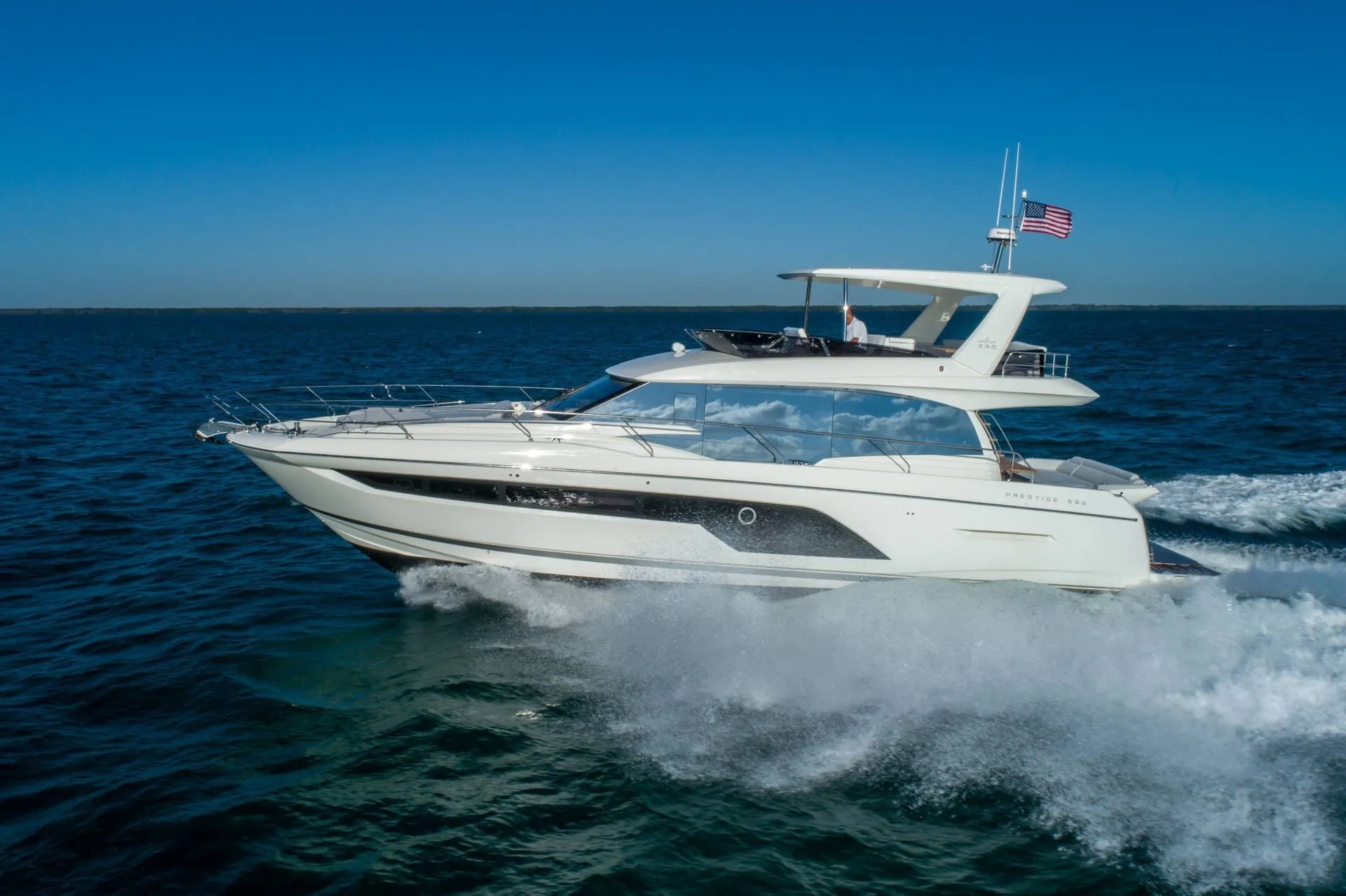 Boat - Explore Golfe-Juan on a 18.7m Rental Prestige 590
